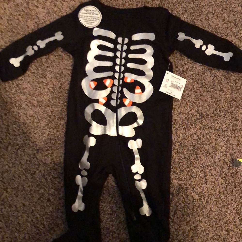Skeleton zipper footie